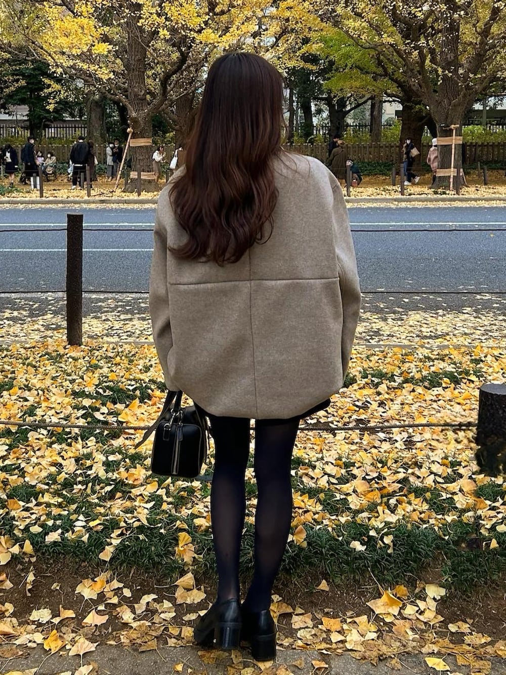 ベージュ系のニット/セーター、ブラック系のトートバッグ、ブラック系のその他パンツを着用したレディースの秋コーディネートの3枚目の写真