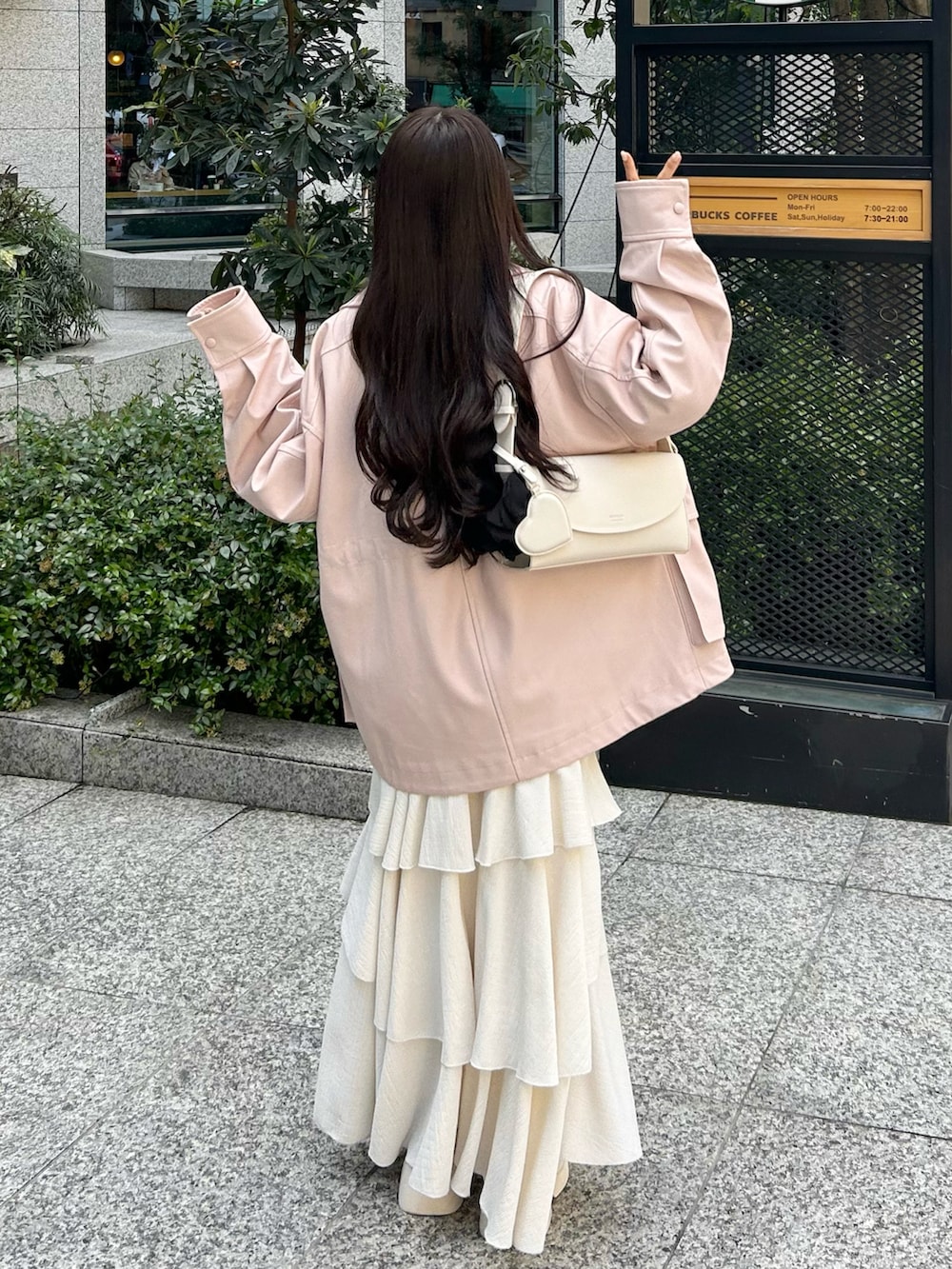 ピンク系のその他アウター、ピンク系のジャージ、ホワイト系のワンピース/ドレスを着用したレディースの冬コーディネートの4枚目の写真