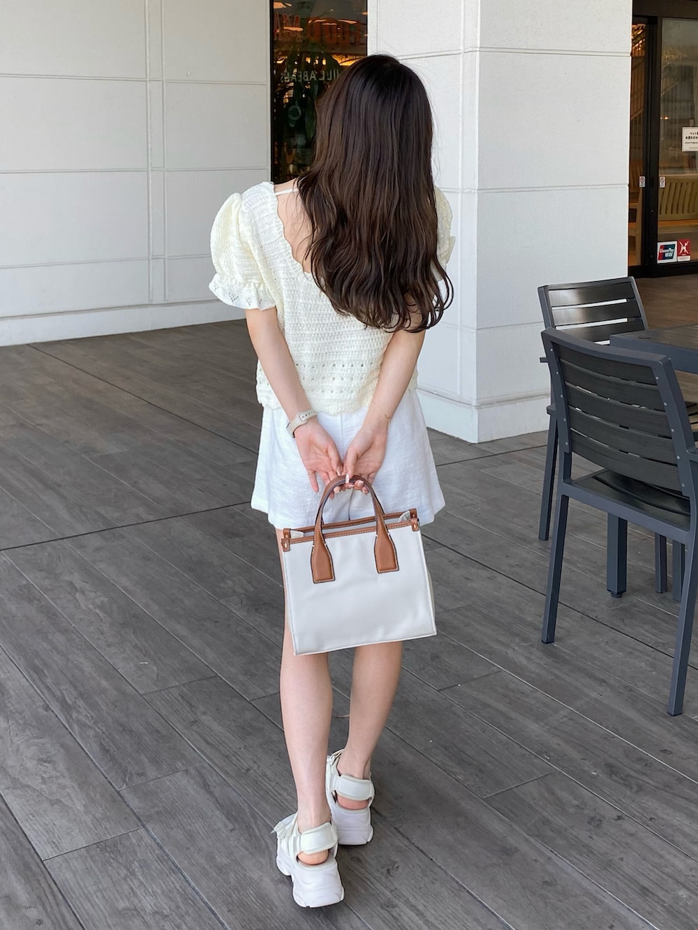 ホワイト系のサンダル、ホワイト系のトップス、ホワイト系のパンツを着用したレディースの夏コーディネートの3枚目の写真