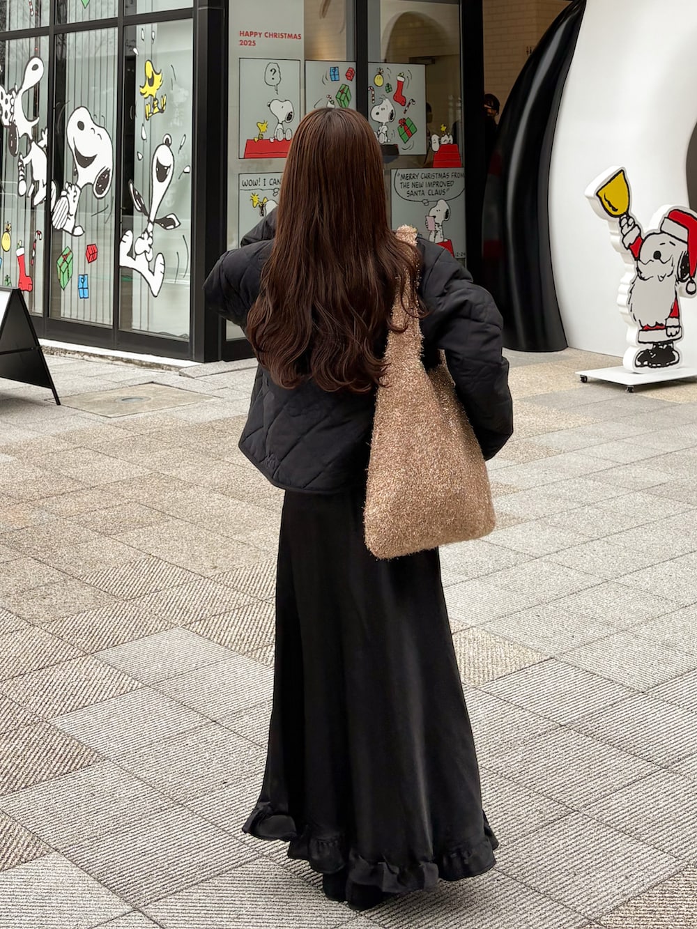 ブラック系のジャケット/アウター、ブラック系のスカートを着用したレディースの秋コーディネートの3枚目の写真