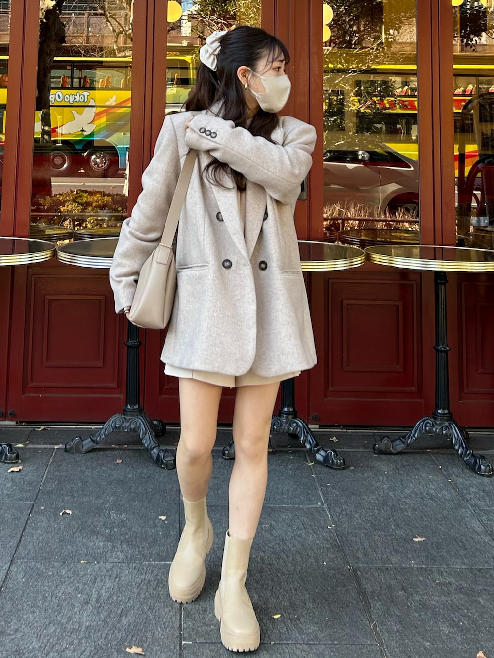 ベージュ系のジャケット/アウター、ベージュ系のニット/セーター、ブラック系のその他パンツを着用したレディースの冬コーディネートの2枚目の写真