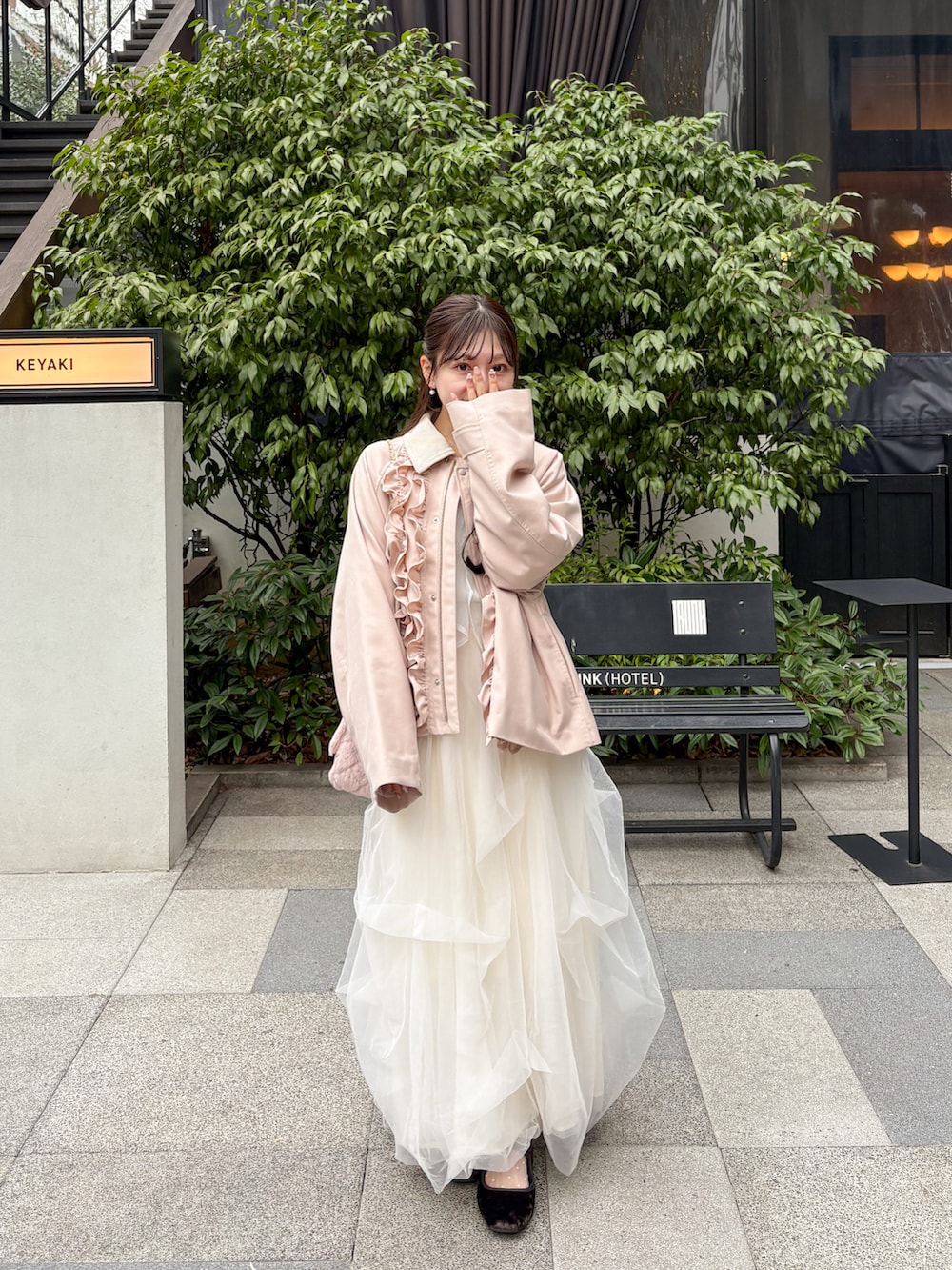 ホワイト系のワンピース、ホワイト系のトップス、ブラウン系のパンプスを着用したレディースの春コーディネートの3枚目の写真