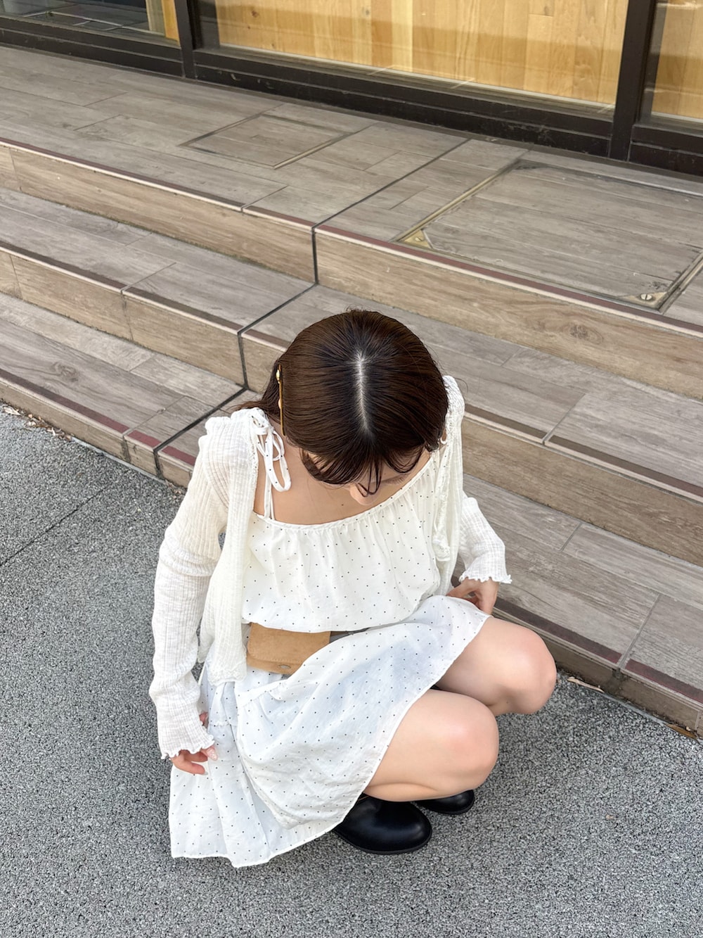 ブラック系のブーツ、ホワイト系のワンピース、ベージュ系のベルトを着用したレディースの秋コーディネートの3枚目の写真