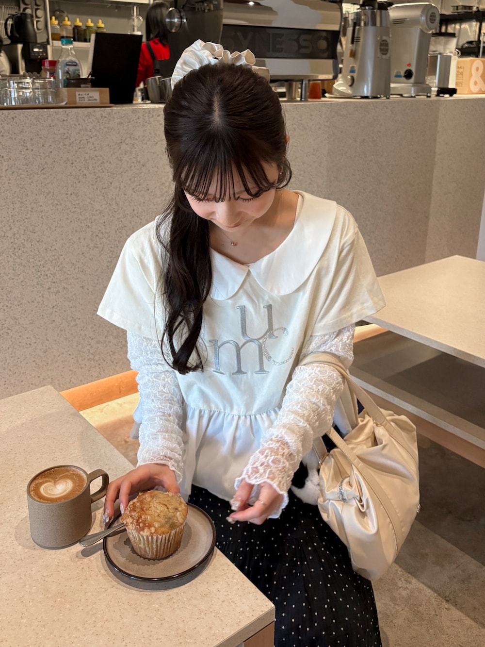 ホワイト系のスカート、ホワイト系のTシャツ/カットソー、ホワイト系のTシャツ/カットソーを着用したレディースの春コーディネートの4枚目の写真