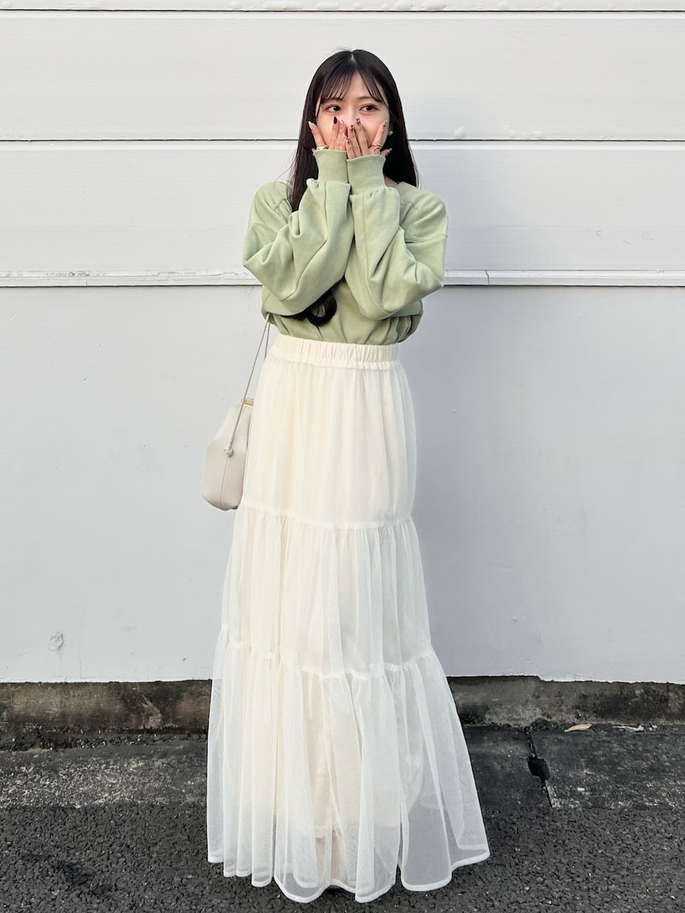 ベージュ系のジャケット/アウター、グリーン系のスウェット、ホワイト系のスカートを着用したレディースの冬コーディネートの3枚目の写真