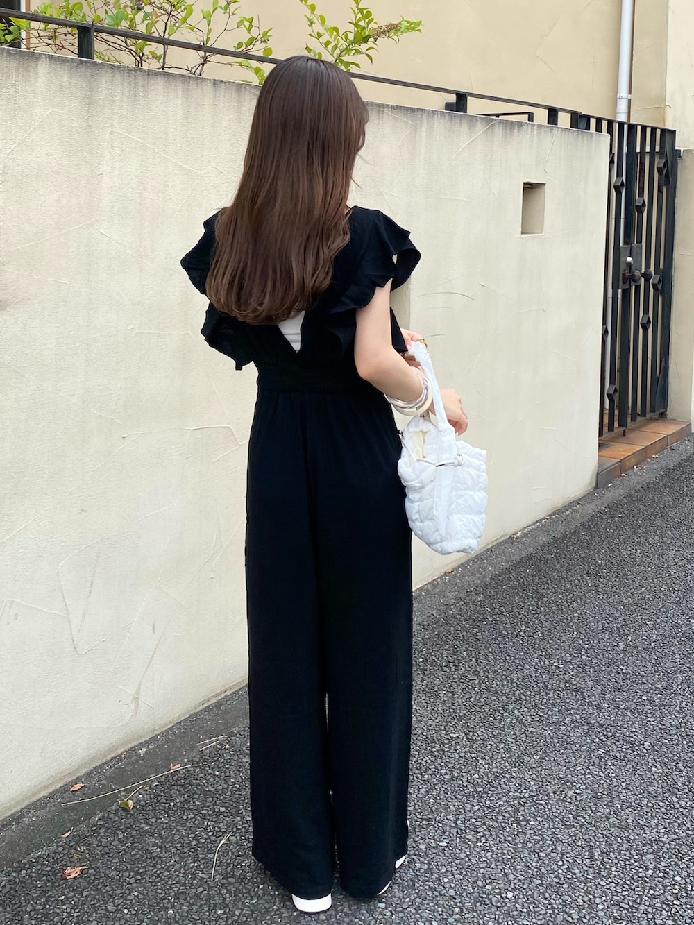 ホワイト系のショルダーバッグ、ホワイト系のチューブトップ、ホワイト系のサンダルを着用したレディースの夏コーディネートの2枚目の写真