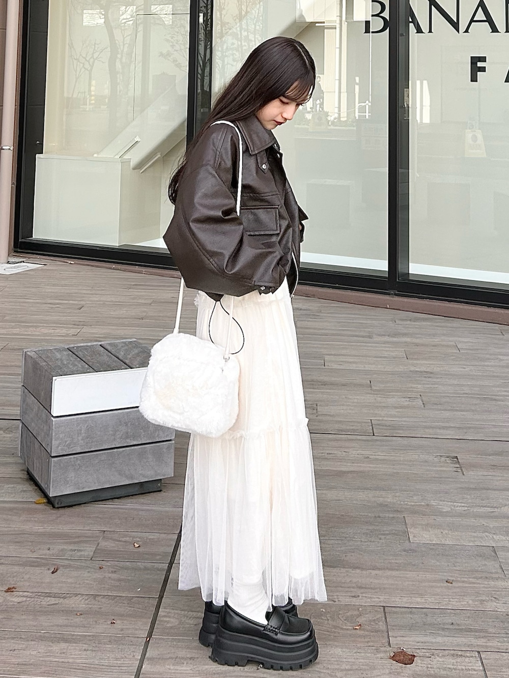 ブラウン系のジャケット/アウター、ホワイト系のハンドバッグ、ホワイト系のスカートを着用したレディースの冬コーディネートの4枚目の写真