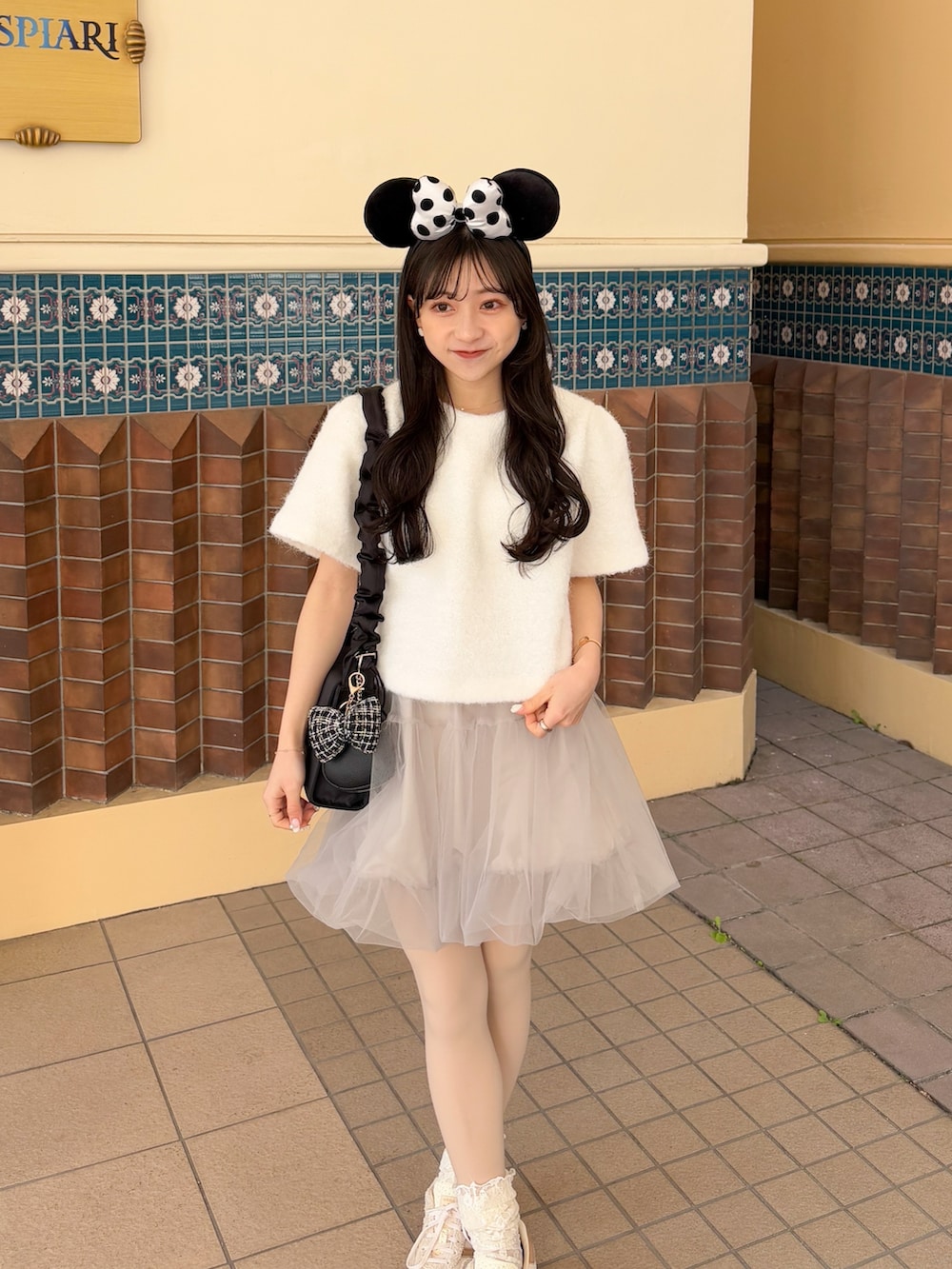 「春コーデ、春カラー、スニーカー、甘めカジュアル、ディズニーコーデ、テーマパークコーデ、モノトーン、低身長コーデ、ミニスカート、バルーンスカート、半袖ニット、リボン、お出かけコーデ、ショルダーバッグ」｜「umm.claïrのアイテム（バッグ、ブラック系）」を使った、amiさん（レディース・148cm）の冬コーディネートの4枚目の写真