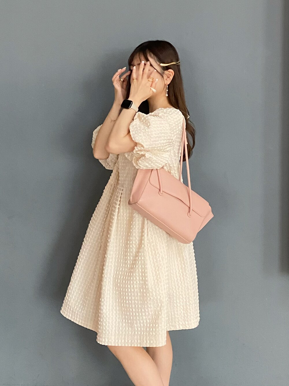 ホワイト系のサンダル、ピンク系のショルダーバッグ、ホワイト系のシャツ/ブラウスを着用したレディースの夏コーディネートの3枚目の写真