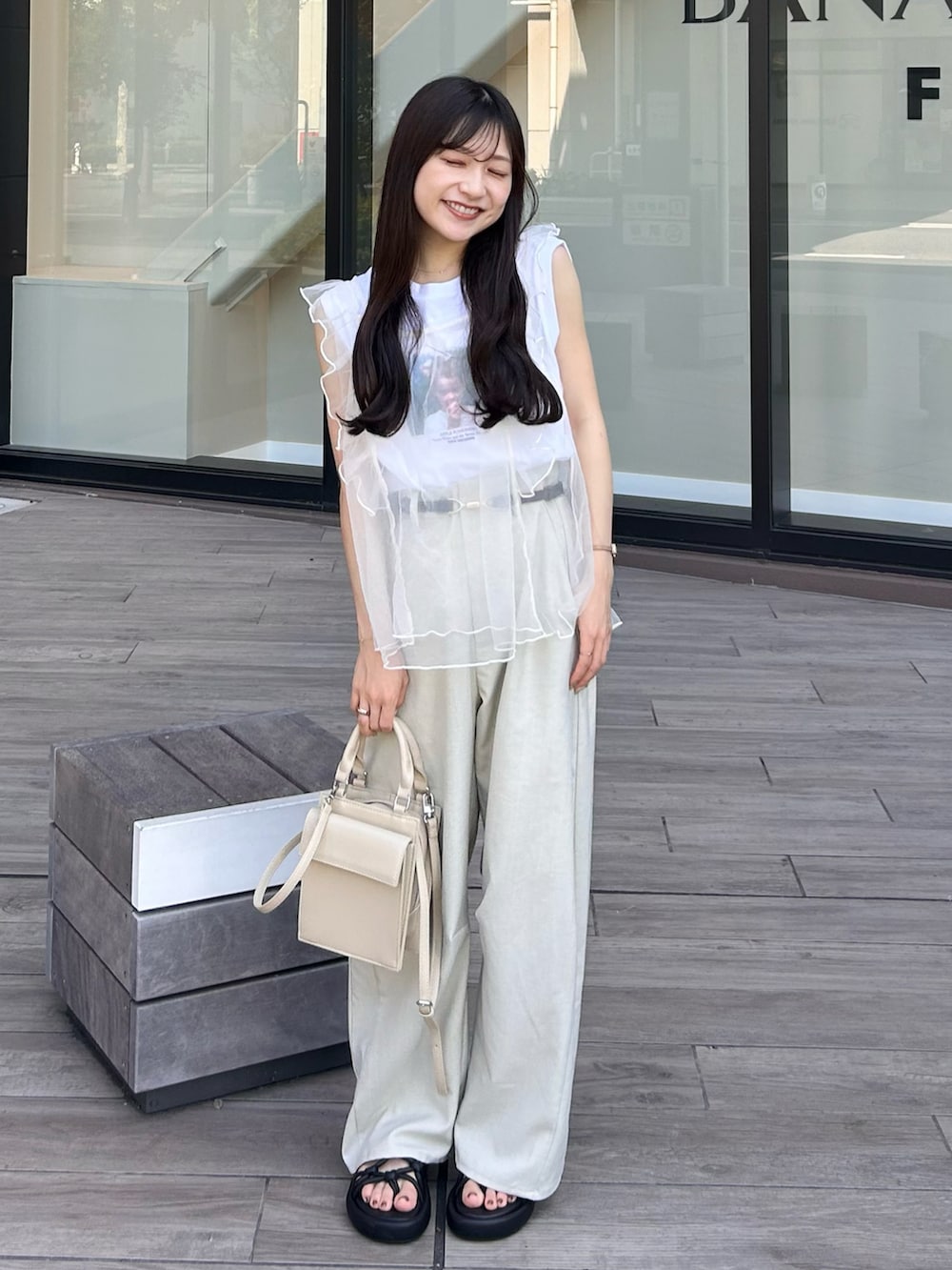 ベージュ系のハンドバッグ、ホワイト系のベスト、ホワイト系のTシャツ/カットソーを着用したレディースの夏コーディネートの4枚目の写真