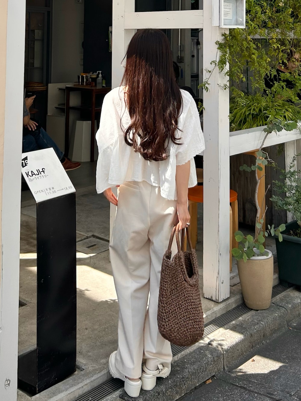 ホワイト系のその他パンツ、ブラウン系のトートバッグ、ホワイト系のシャツ/ブラウスを着用したレディースの夏コーディネートの4枚目の写真