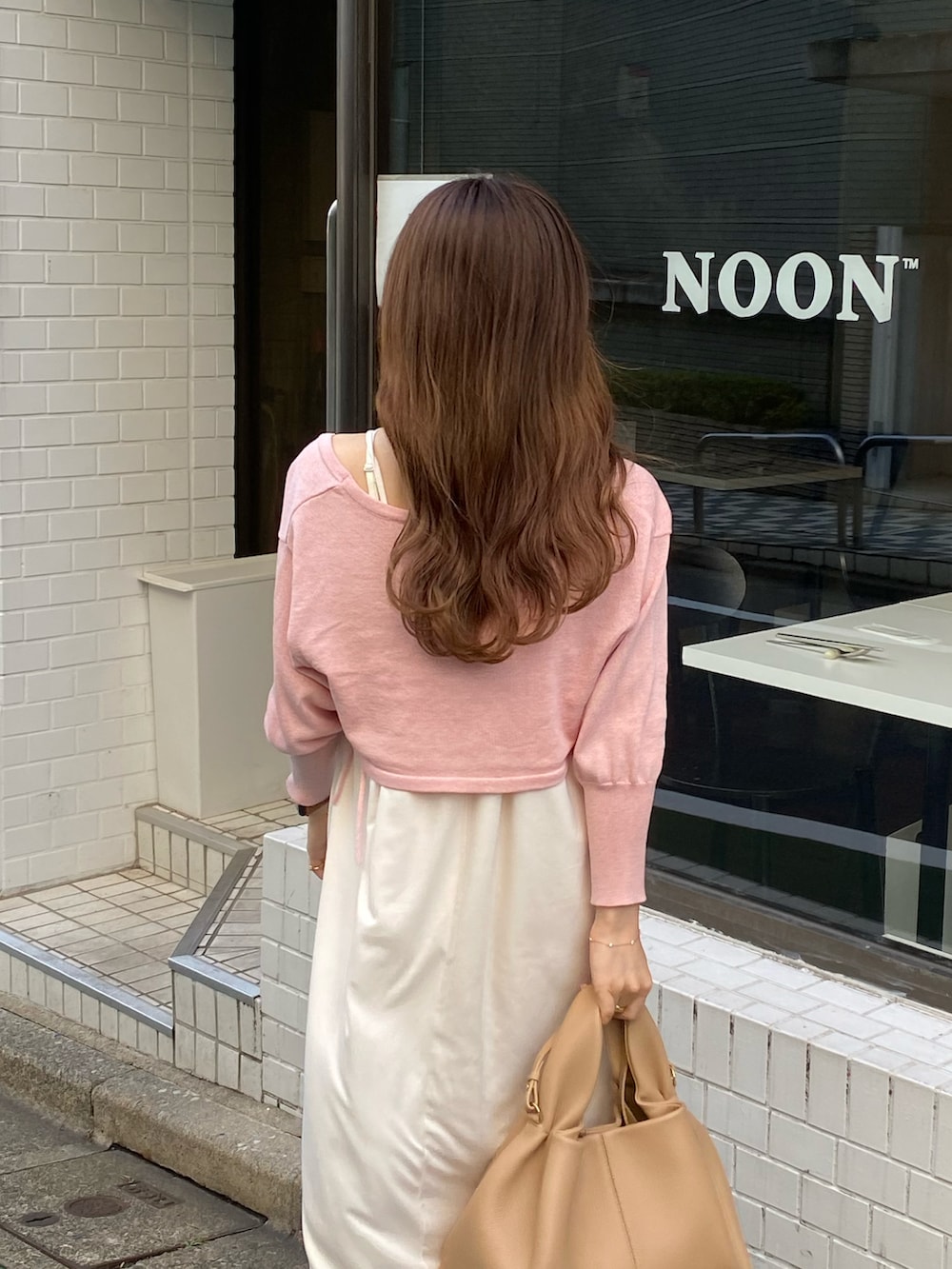 ベージュ系のバッグ、ホワイト系のキャミソール、ホワイト系のワンピースを着用したレディースの夏コーディネートの2枚目の写真