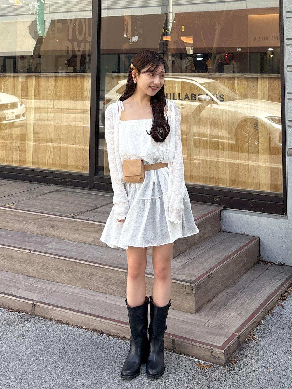 ブラック系のブーツ、ホワイト系のワンピース、ベージュ系のベルトを着用したレディースの秋コーディネートの5枚目の写真