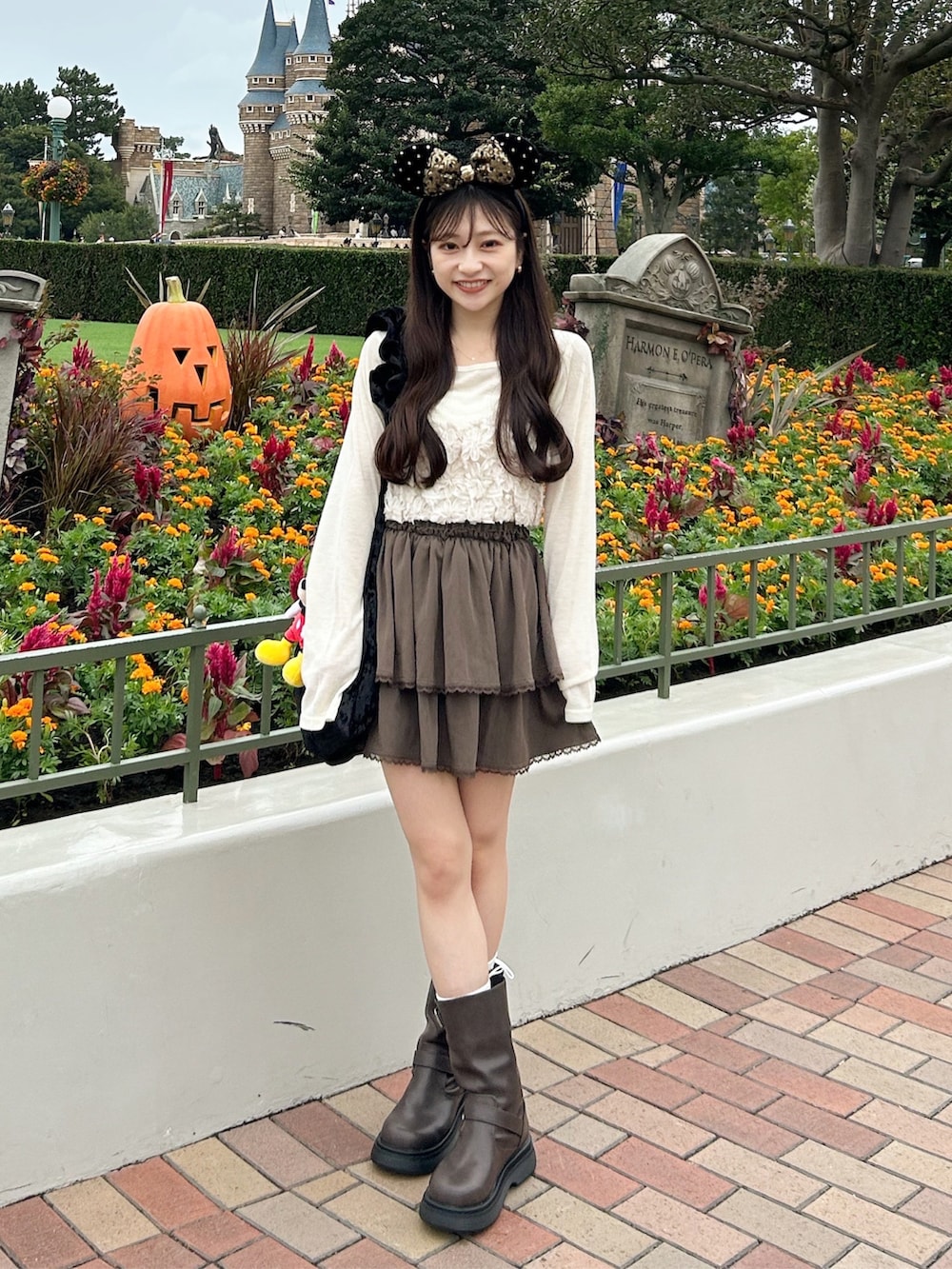 ホワイト系のTシャツ/カットソー、ホワイト系のベスト、ブラウン系のテーラードジャケットを着用したレディースの秋コーディネートの5枚目の写真