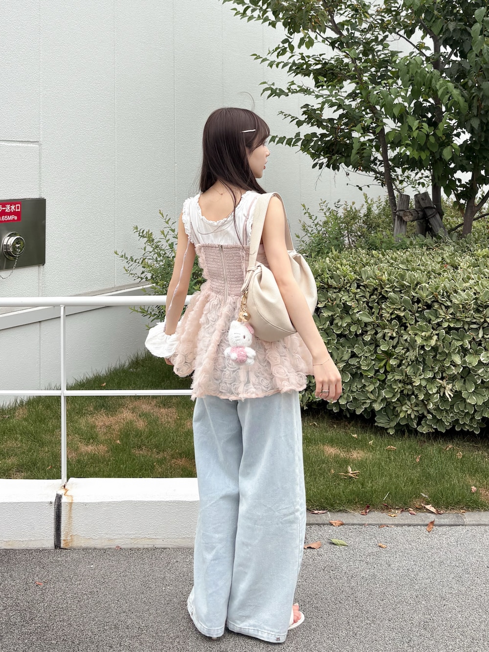 ピンク系のシャツ/ブラウス、ホワイト系のタンクトップ、ブルー系のデニムパンツを着用したレディースの夏コーディネートの4枚目の写真