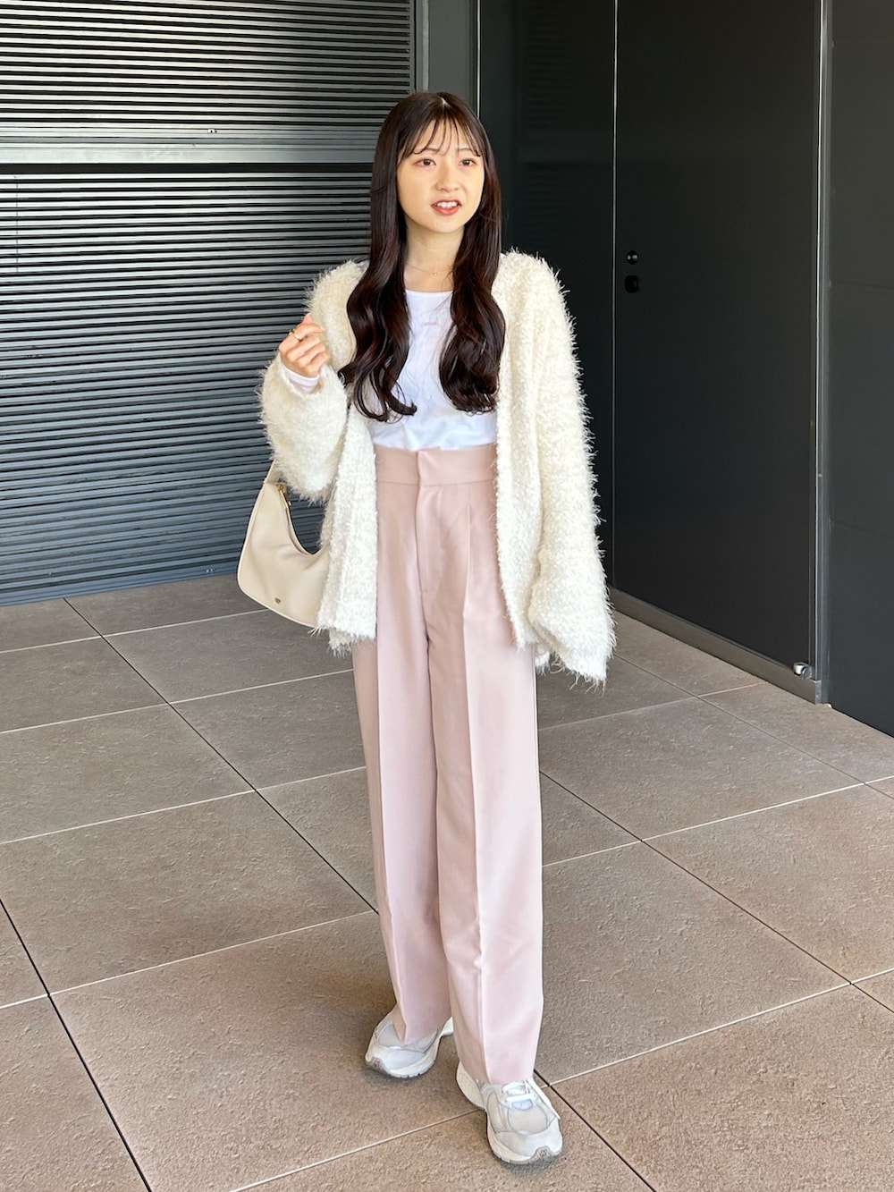 ピンク系のパンツ、ブルー系のTシャツ/カットソー、ホワイト系のカーディガン/ボレロを着用したレディースの冬コーディネートの2枚目の写真