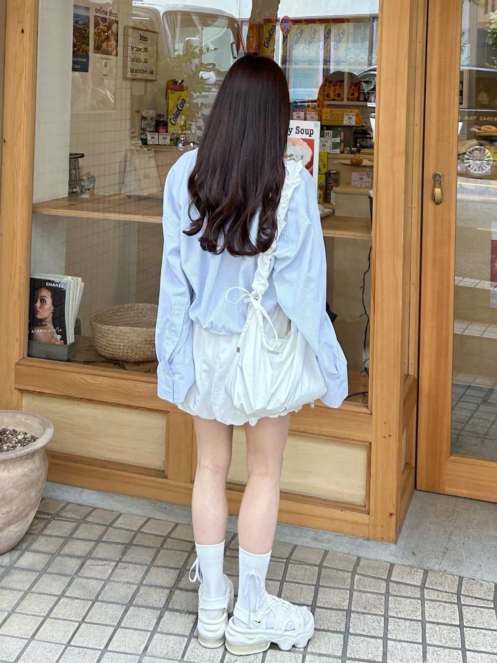 ブルー系のワンピース/ドレス、ホワイト系のショルダーバッグ、ベージュ系のサンダルを着用したレディースの夏コーディネートの3枚目の写真