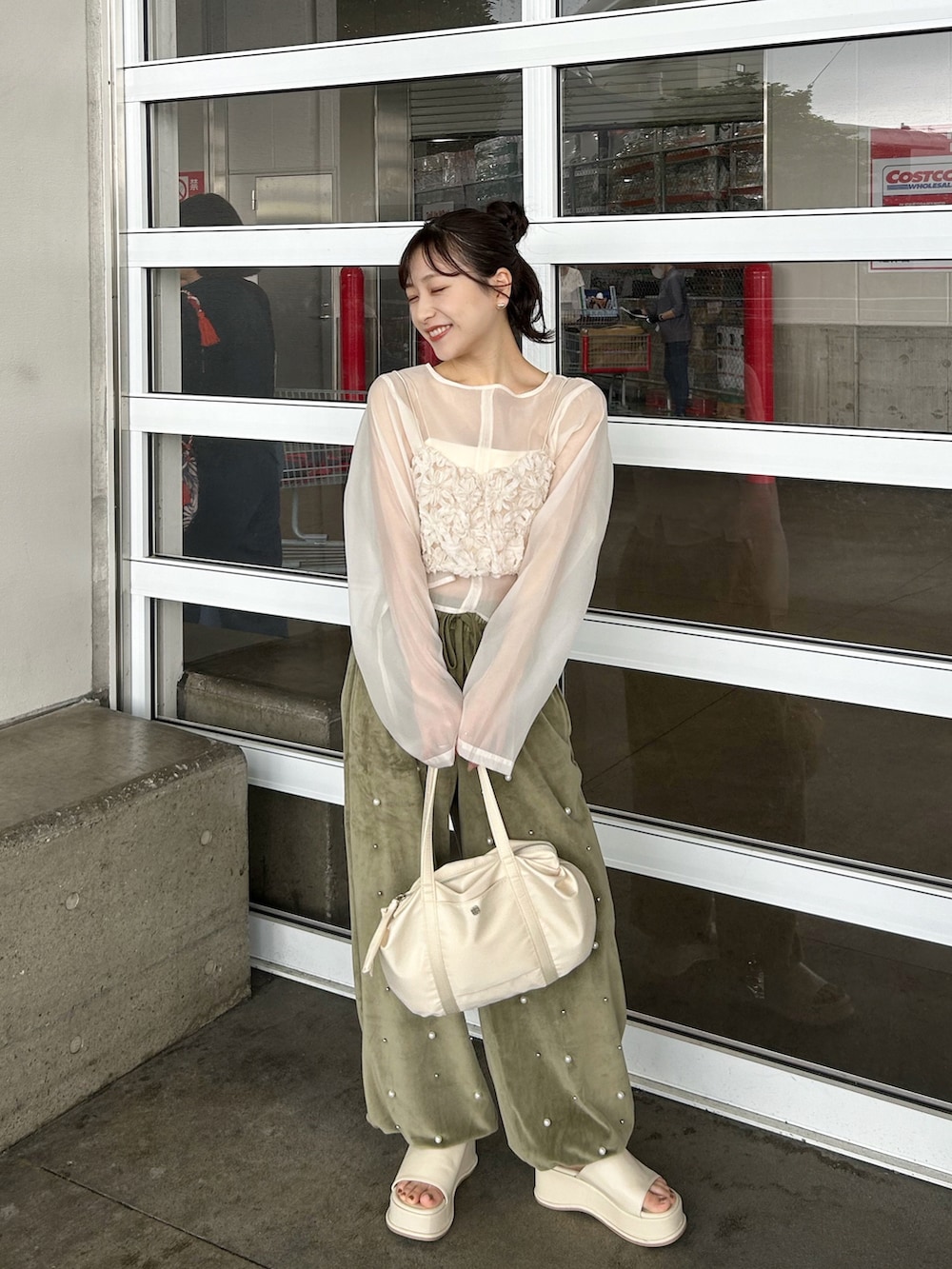 ホワイト系のベスト、グリーン系のその他パンツ、ホワイト系のシャツ/ブラウスを着用したレディースの秋コーディネートの3枚目の写真