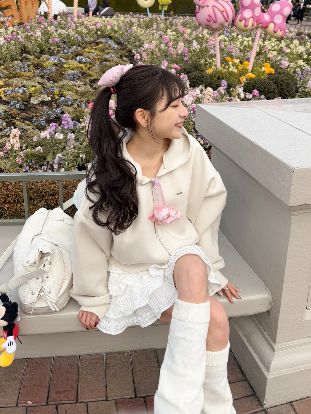 ベージュ系のその他アウター、ホワイト系のTシャツ/カットソー、ベージュ系のブーツを着用したレディースの冬コーディネートの3枚目の写真