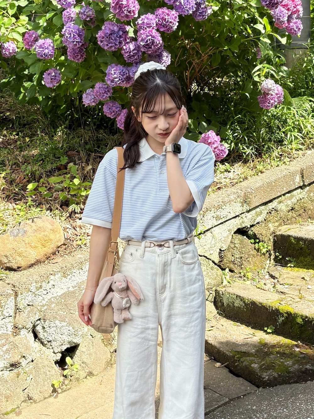 ホワイト系のサンダル、ホワイト系のその他パンツ、ベージュ系のショルダーバッグを着用したレディースの夏コーディネートの4枚目の写真