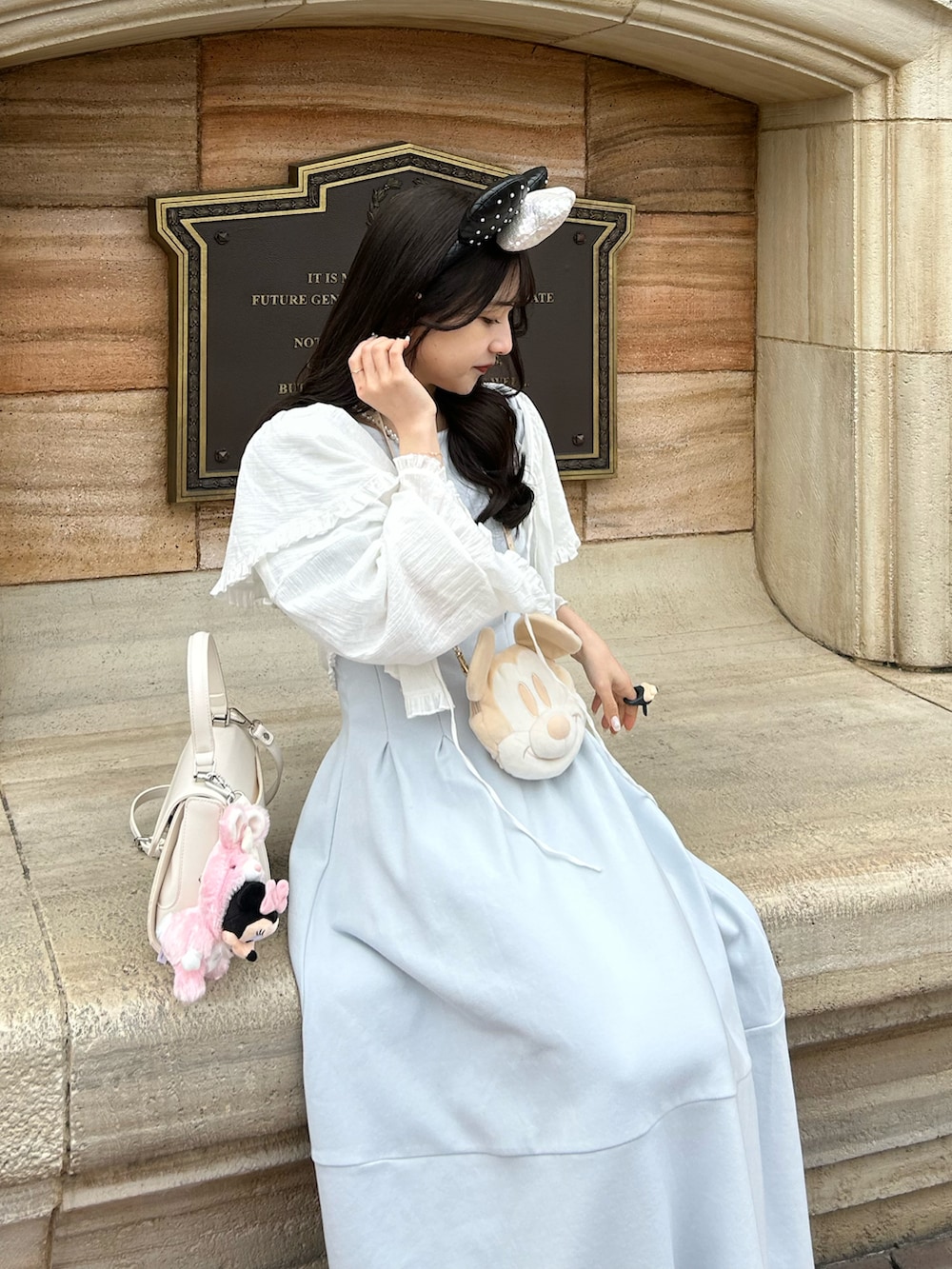 ホワイト系のショルダーバッグ、ホワイト系のシャツ/ブラウス、ブルー系のワンピースを着用したレディースの春コーディネートの4枚目の写真