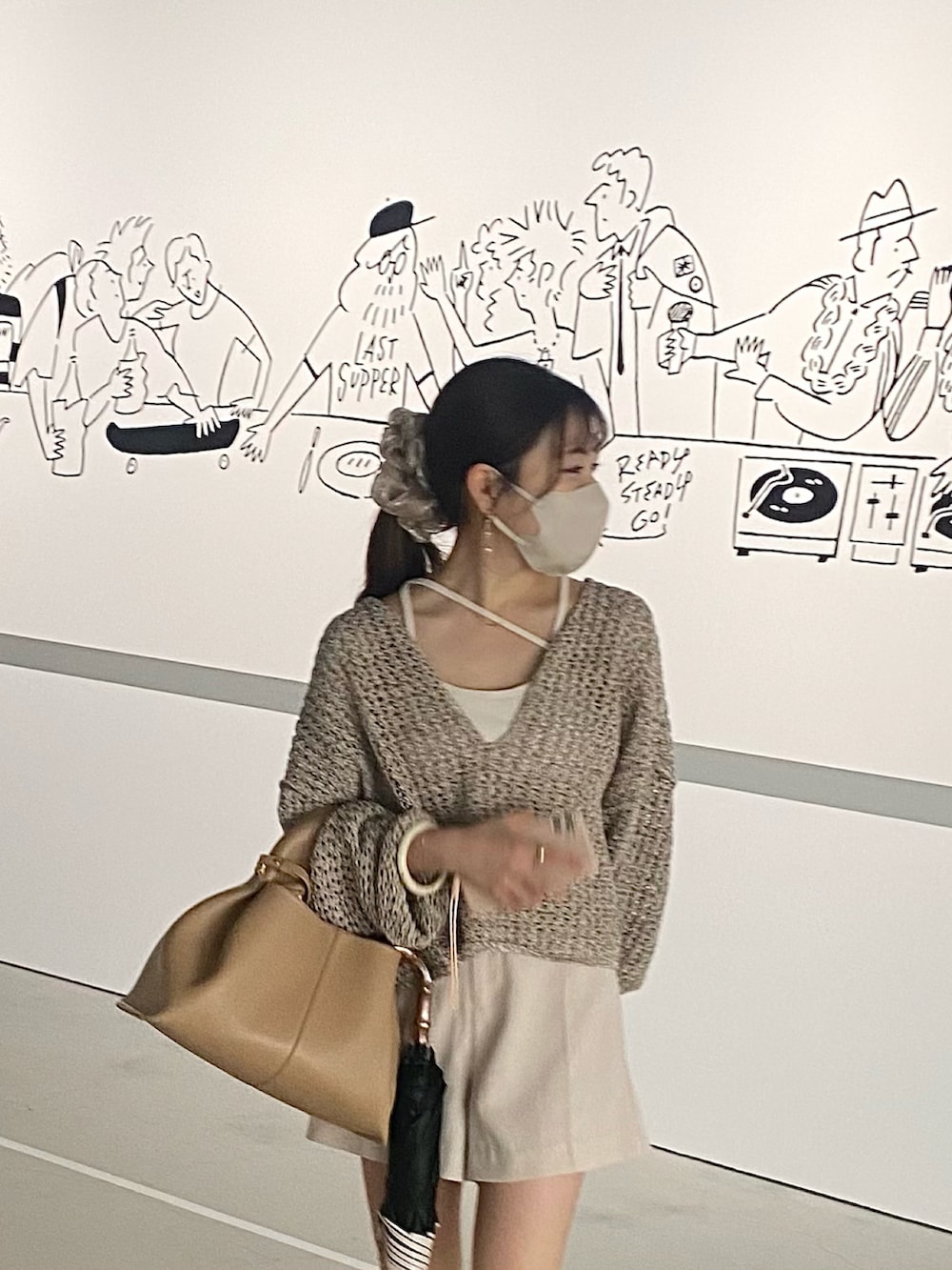 ベージュ系のサンダル、ホワイト系のその他パンツ、ベージュ系のニット/セーターを着用したレディースの夏コーディネートの3枚目の写真