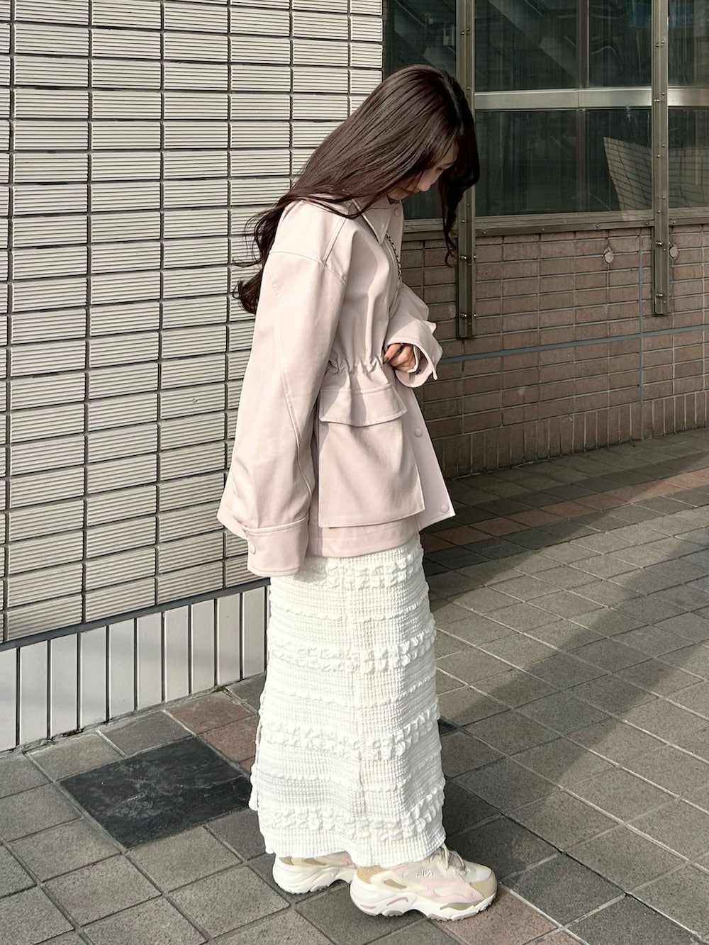 ピンク系のその他アウター、ホワイト系のスカート、ホワイト系のニット/セーターを着用したレディースの春コーディネートの2枚目の写真