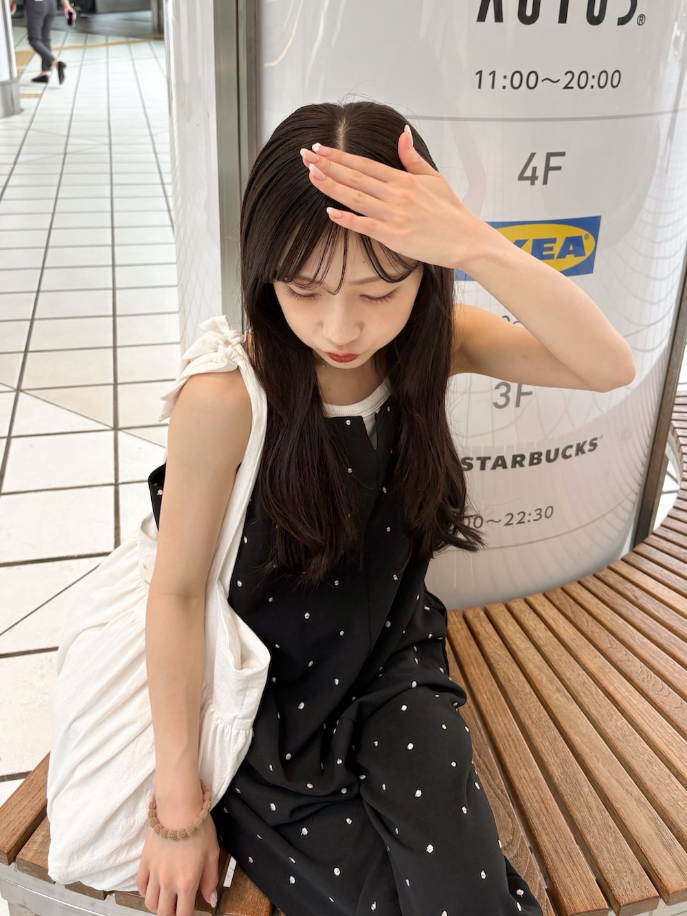 ホワイト系のサンダル、ブラック系のサロペット/オーバーオール、ピンク系のカーディガン/ボレロを着用したレディースの夏コーディネートの2枚目の写真