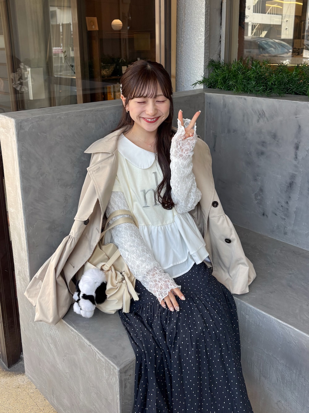 ホワイト系のスカート、ホワイト系のTシャツ/カットソー、ホワイト系のTシャツ/カットソーを着用したレディースの春コーディネートの2枚目の写真