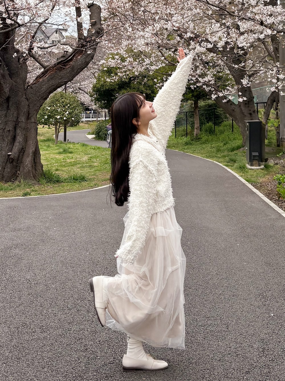 ホワイト系のスカート、ホワイト系のカーディガン/ボレロ、ホワイト系のローファーを着用したレディースの春コーディネートの3枚目の写真