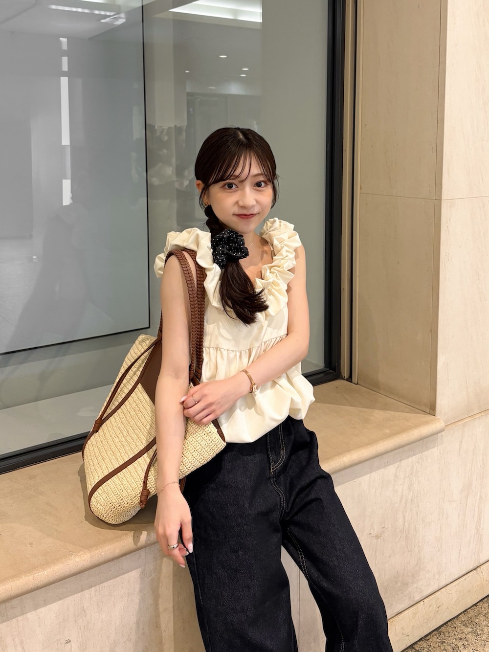 「デニム、パンツスタイル、低身長コーデ、お出かけコーデ、シンプルコーデ、オフショル、ノースリーブ、大人かわいい、かごバッグ、夏コーデ、厚底サンダル、バルーン、トートバッグ、淡色コーデ」｜「mysticのマルチWAYデニム（デニムパンツ、ブルー系）」を使った、amiさん（レディース・148cm）の夏コーディネートの3枚目の写真