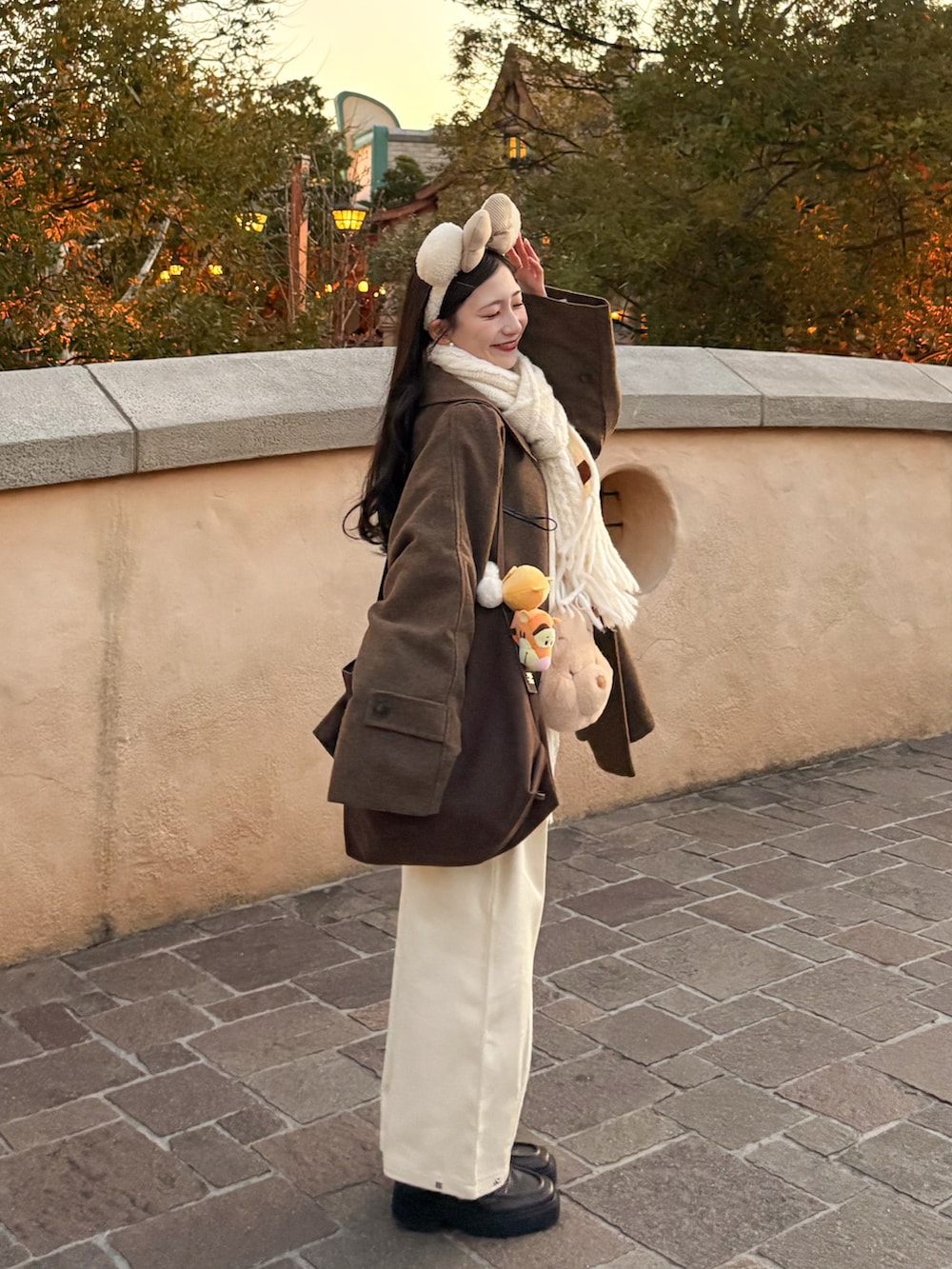 ブラウン系のローファー、ホワイト系のデニムパンツ、ホワイト系のシャツ/ブラウスを着用したレディースの冬コーディネートの2枚目の写真