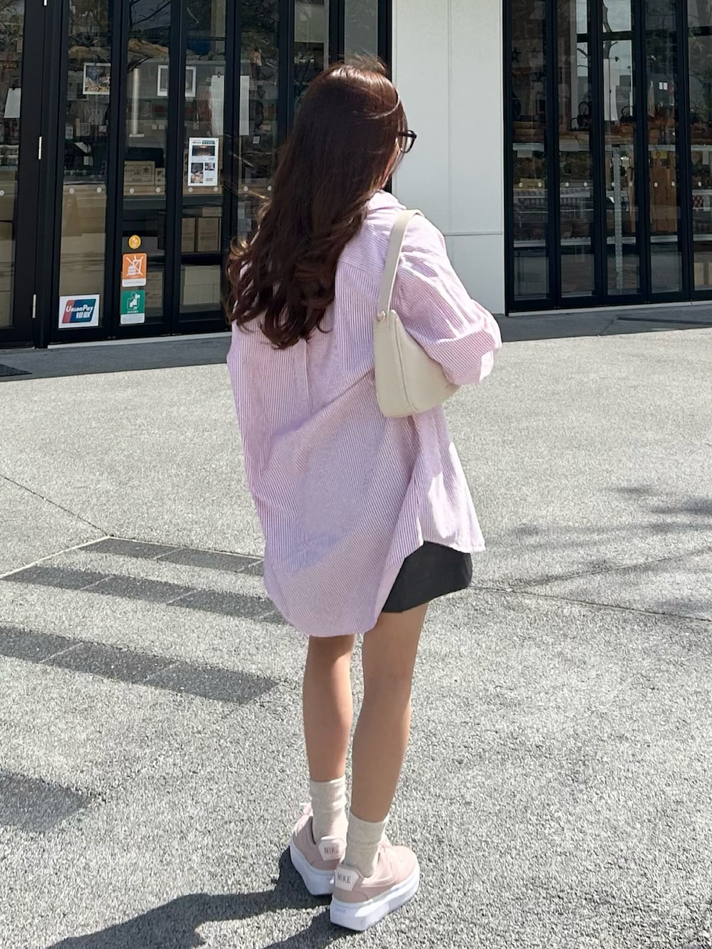 ホワイト系のショルダーバッグ、グレー系のその他パンツ、ピンク系のシャツ/ブラウスを着用したレディースの春コーディネートの2枚目の写真