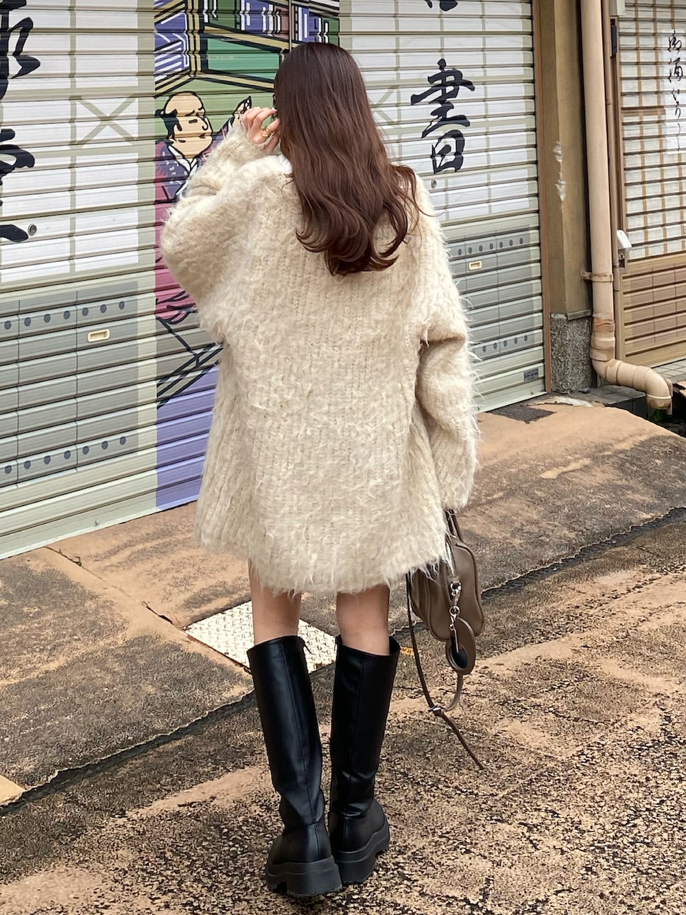 ベージュ系のショルダーバッグ、ブラック系のその他パンツ、ホワイト系のシャツ/ブラウスを着用したレディースの秋コーディネートの3枚目の写真