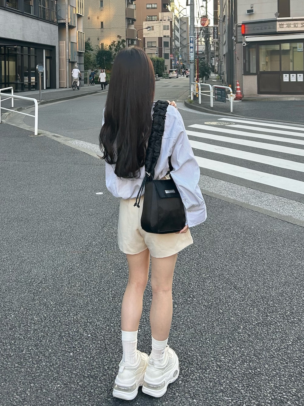 ホワイト系のスニーカー、ホワイト系のその他パンツ、ブルー系のワンピース/ドレスを着用したレディースの秋コーディネートの3枚目の写真