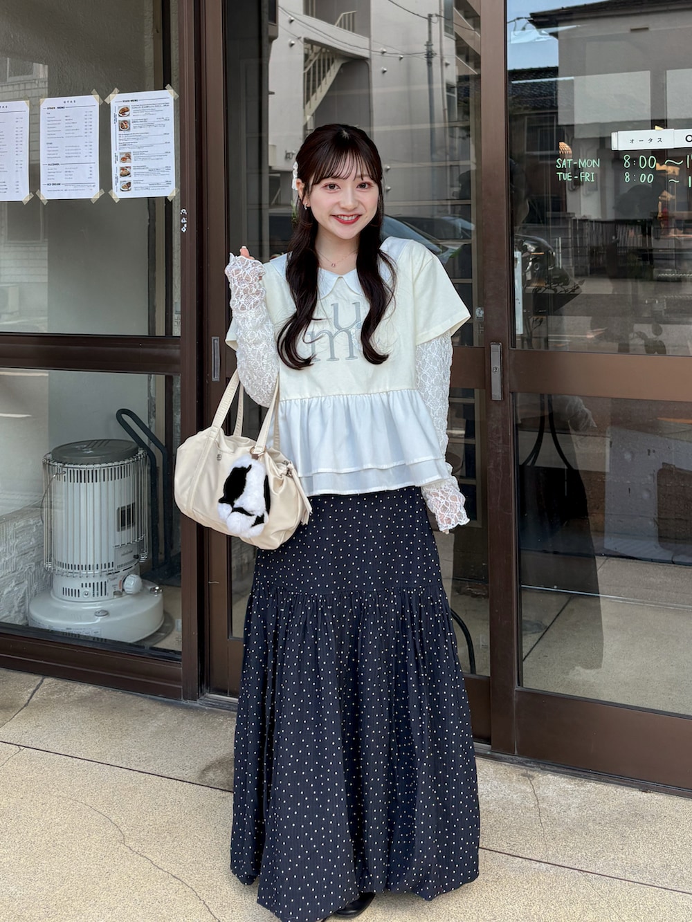 ホワイト系のスカート、ホワイト系のTシャツ/カットソー、ホワイト系のTシャツ/カットソーを着用したレディースの春コーディネートの3枚目の写真