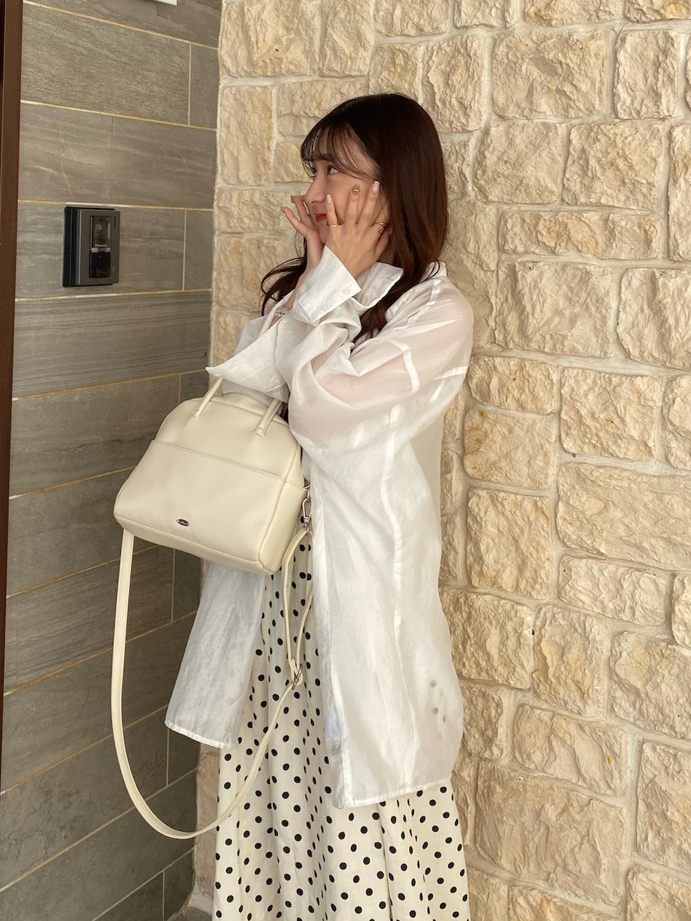 ホワイト系のショルダーバッグ、ホワイト系のワンピース/ドレス、ホワイト系のサンダルを着用したレディースの秋コーディネートの2枚目の写真