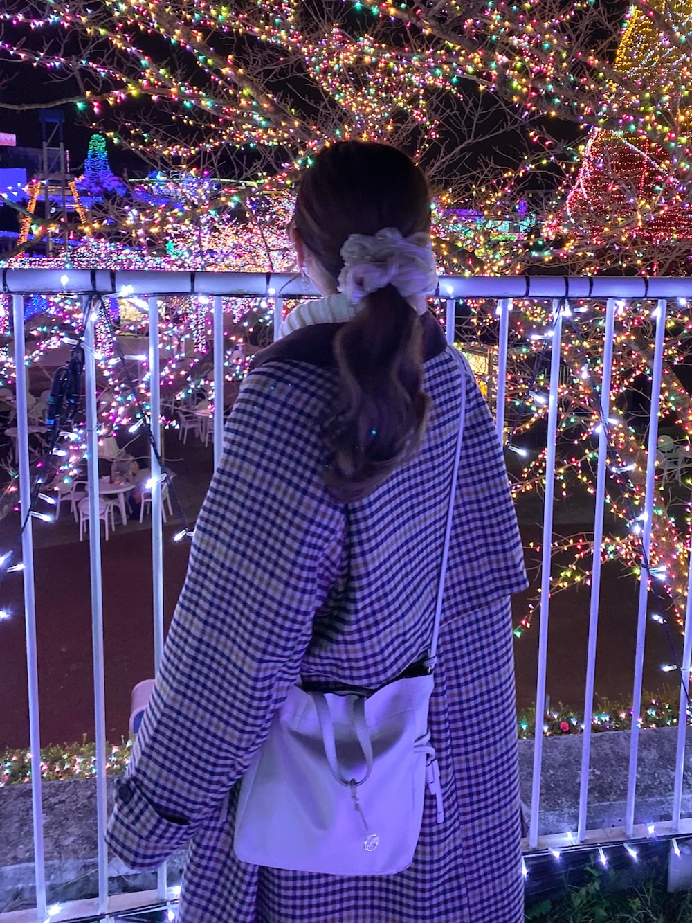 ホワイト系のニット/セーター、ベージュ系のトレンチコート、ブラウン系のワンピースを着用したレディースの秋コーディネートの3枚目の写真