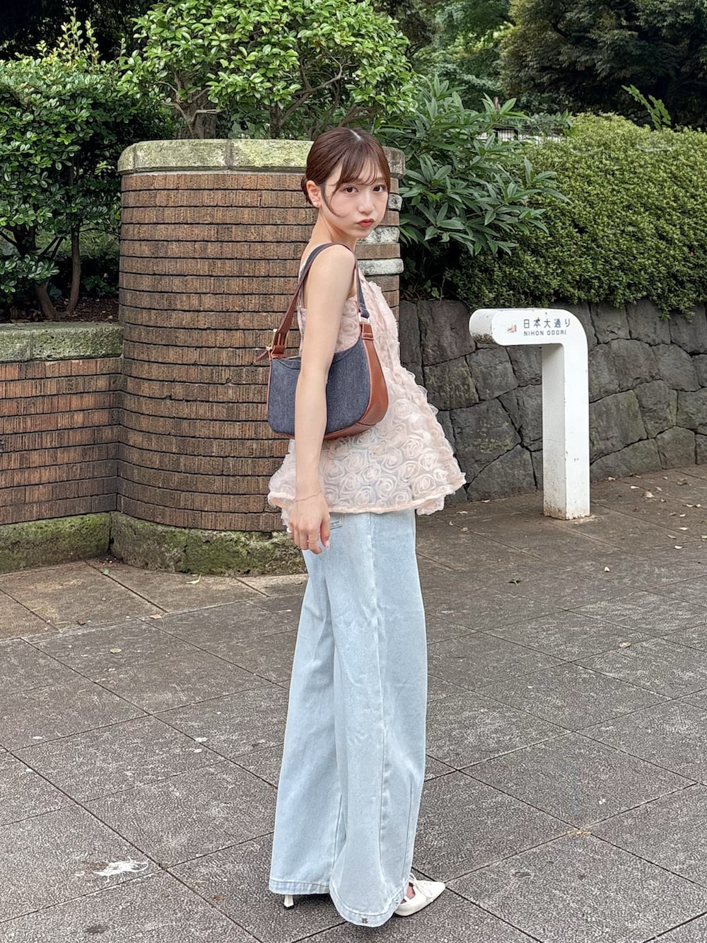 ホワイト系のカーディガン/ボレロ、ブルー系のショルダーバッグ、ブルー系のデニムパンツを着用したレディースの夏コーディネートの2枚目の写真