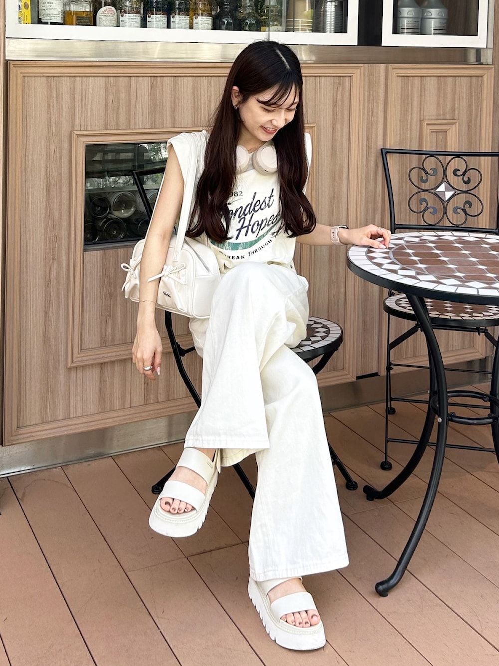 ホワイト系のその他パンツ、ホワイト系のTシャツ/カットソー、ホワイト系のバッグを着用したレディースの秋コーディネートの2枚目の写真