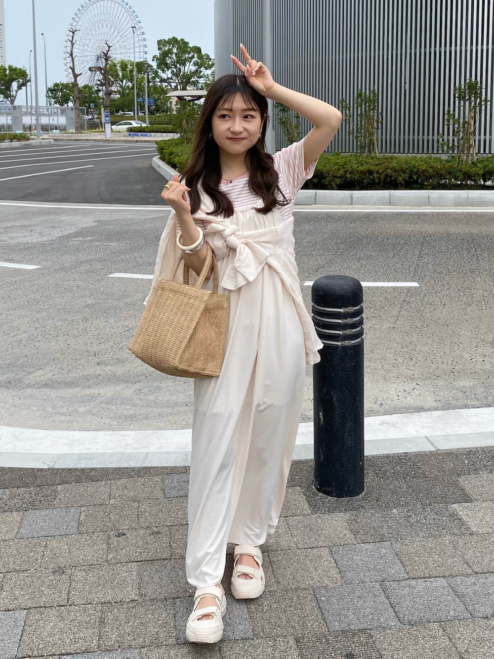 ベージュ系のトートバッグ、ホワイト系のワンピース、ピンク系のTシャツ/カットソーを着用したレディースの夏コーディネートの2枚目の写真