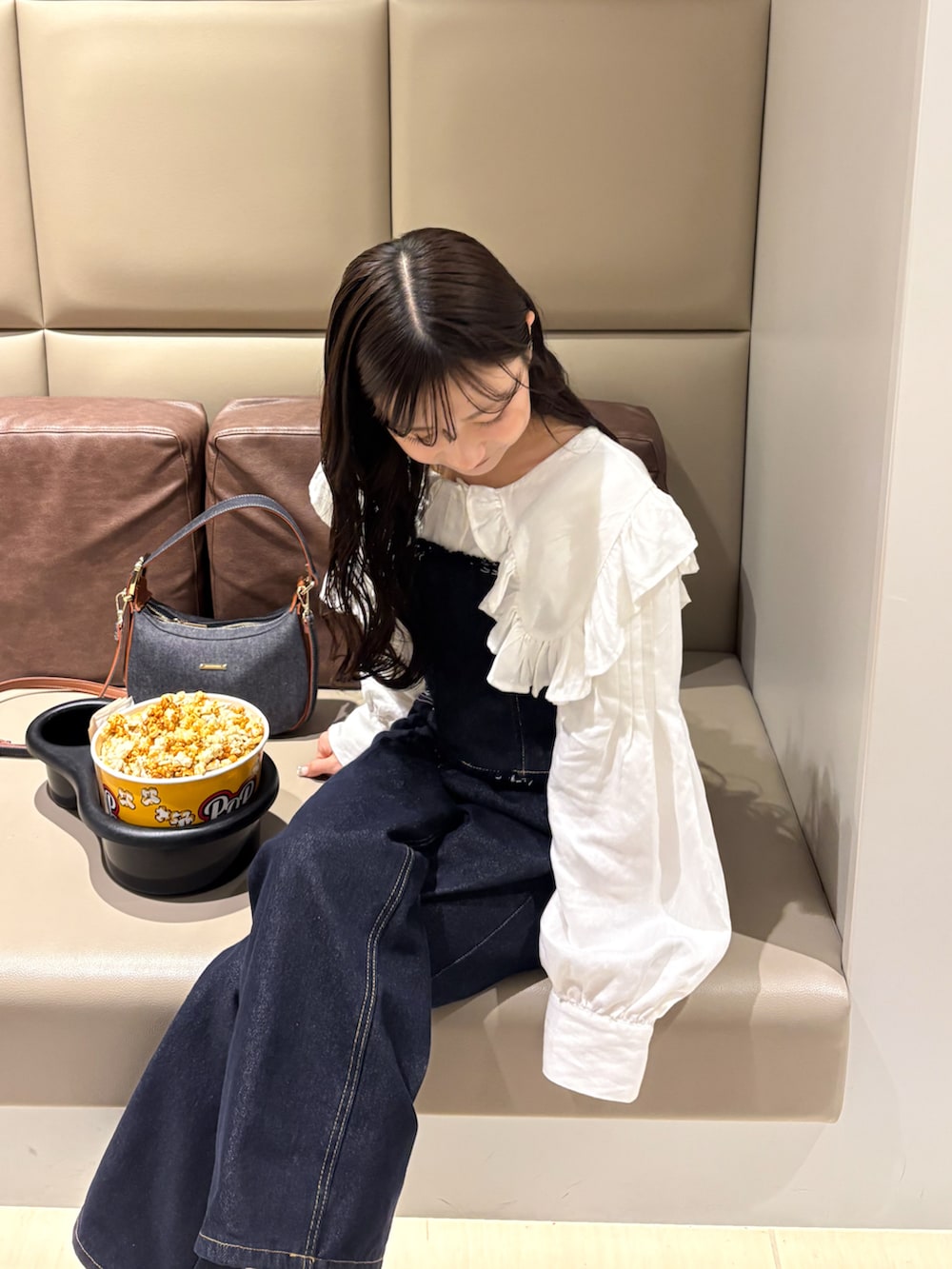 ホワイト系のジャケット/アウター、ブルー系のデニムパンツ、ブルー系のショルダーバッグを着用したレディースの春コーディネートの3枚目の写真