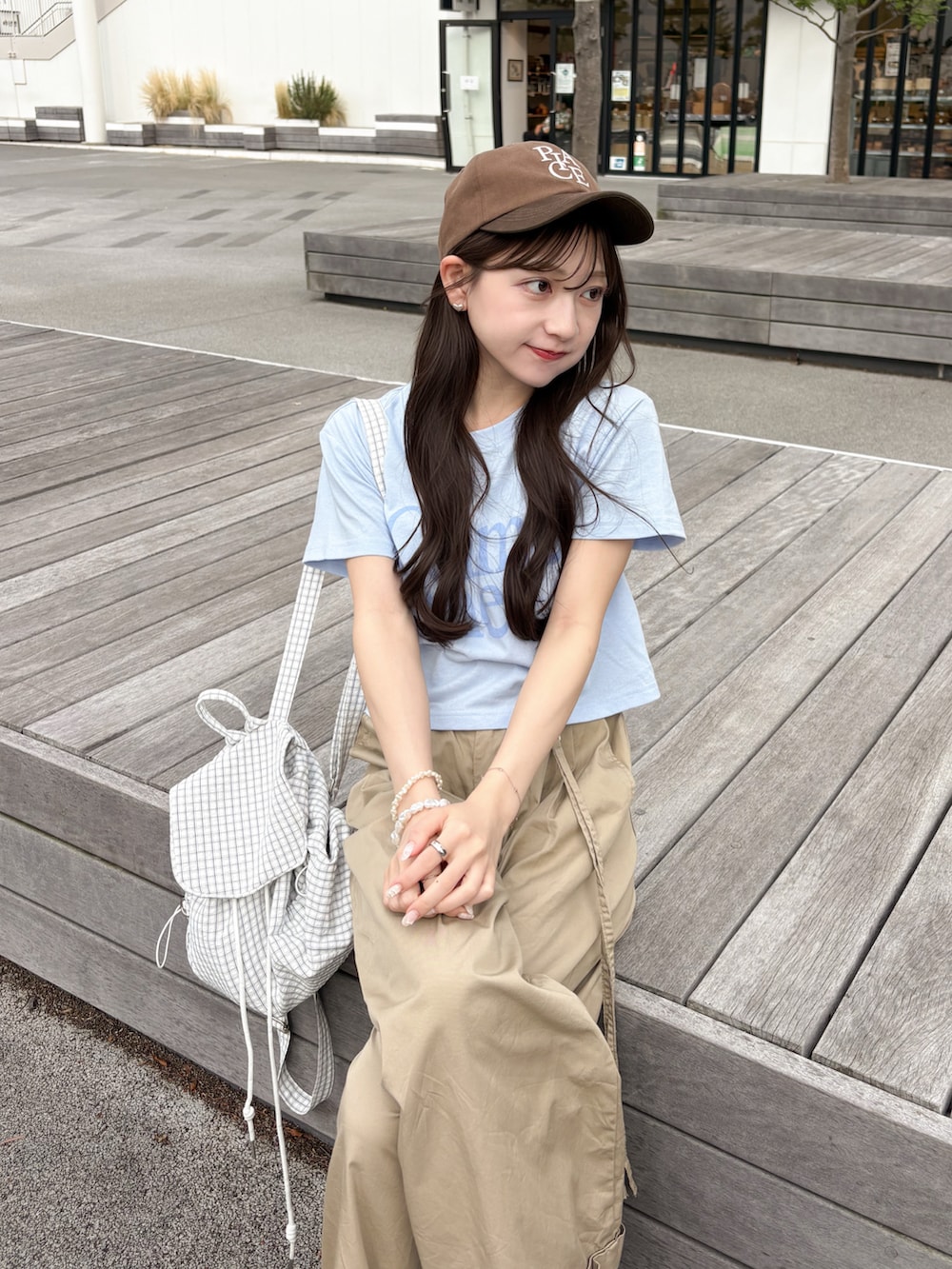 ブルー系のTシャツ/カットソー、ホワイト系のバックパック/リュック、ベージュ系のその他パンツを着用したレディースの夏コーディネートの2枚目の写真