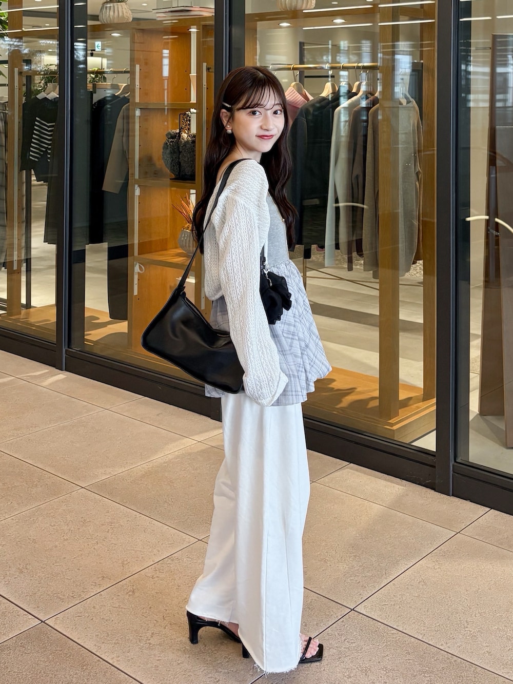 グレー系のシャツ/ブラウス、ホワイト系のカーディガン/ボレロ、ホワイト系のスウェットパンツを着用したレディースの秋コーディネートの3枚目の写真