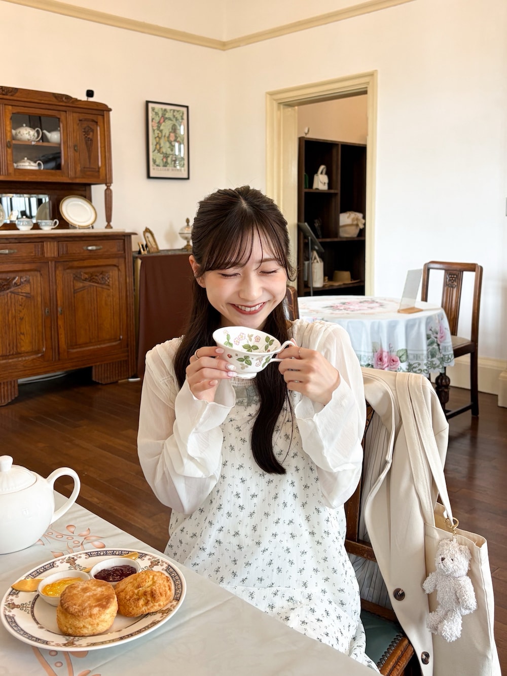 ホワイト系のワンピース、ホワイト系のシャツ/ブラウス、ホワイト系のその他アウターを着用したレディースの夏コーディネートの4枚目の写真