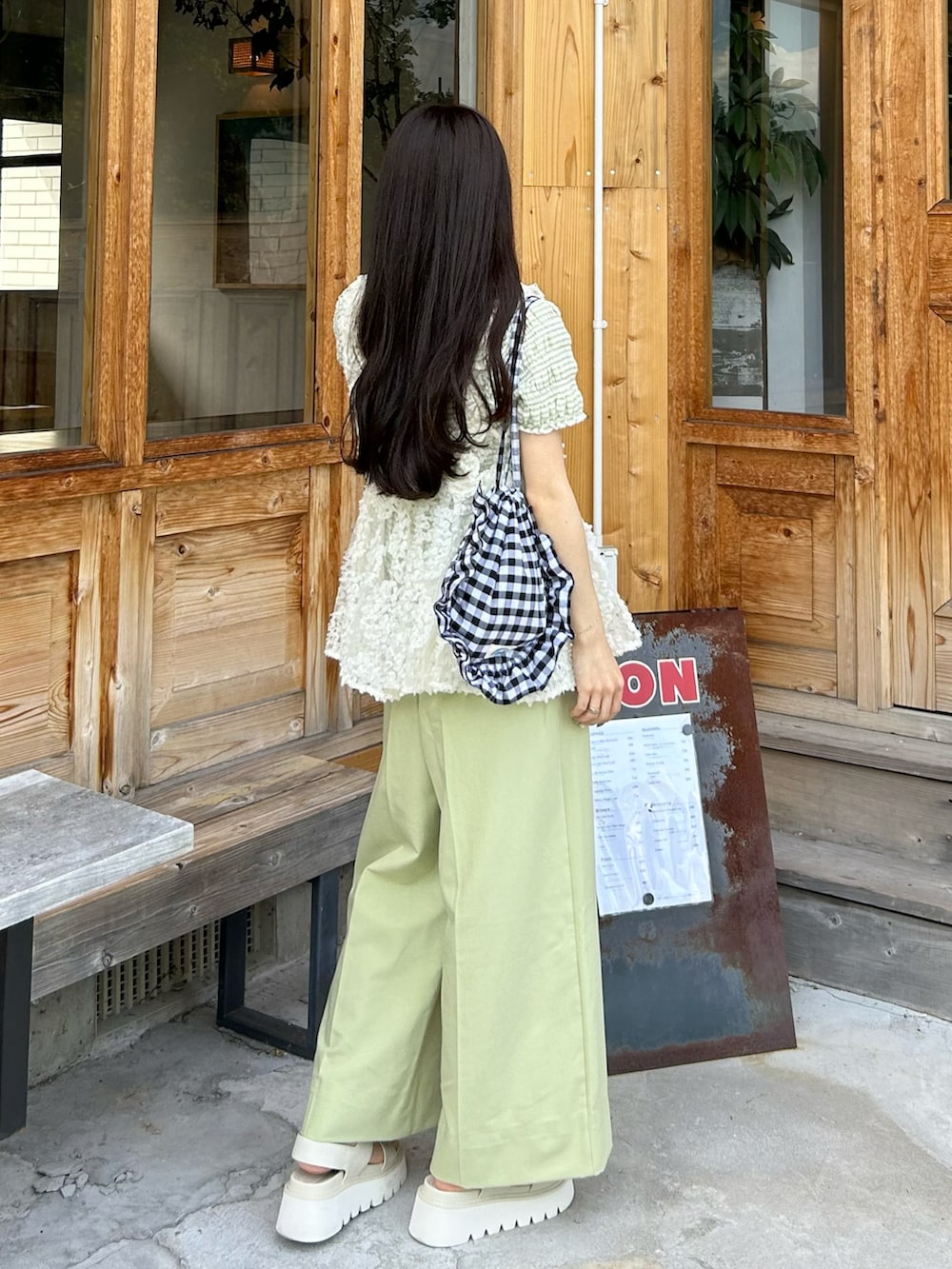 ホワイト系のキャミソール、グリーン系のTシャツ/カットソー、グリーン系のその他パンツを着用したレディースの夏コーディネートの4枚目の写真