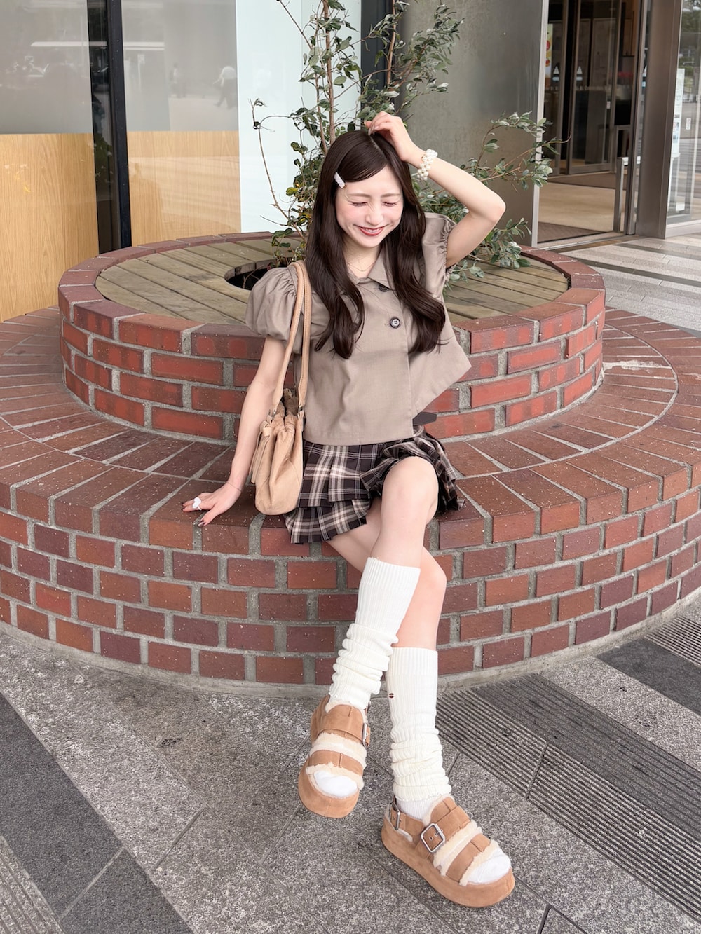 ブラウン系のサンダル、ブラウン系のその他パンツ、ブラウン系のシャツ/ブラウスを着用したレディースの秋コーディネートの2枚目の写真
