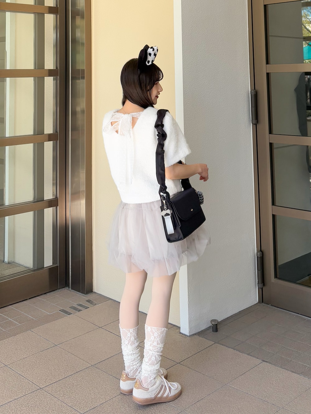 「春コーデ、春カラー、スニーカー、甘めカジュアル、ディズニーコーデ、テーマパークコーデ、モノトーン、低身長コーデ、ミニスカート、バルーンスカート、半袖ニット、リボン、お出かけコーデ、ショルダーバッグ」｜「umm.claïrのアイテム（バッグ、ブラック系）」を使った、amiさん（レディース・148cm）の冬コーディネートの3枚目の写真
