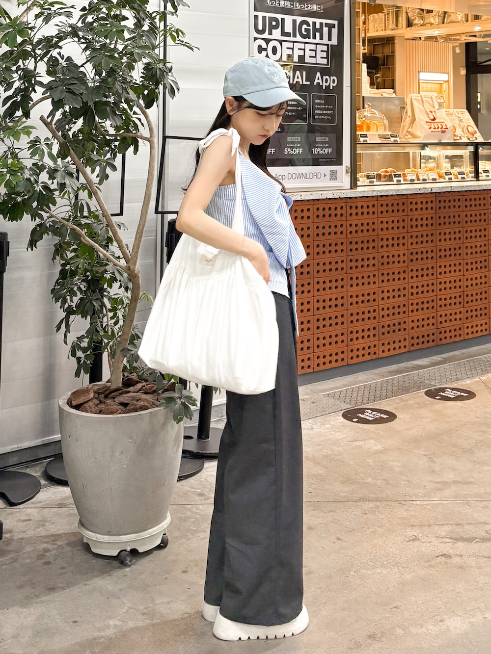 グレー系のその他パンツ、ホワイト系のサンダル、ブルー系のトップスを着用したレディースの夏コーディネートの4枚目の写真