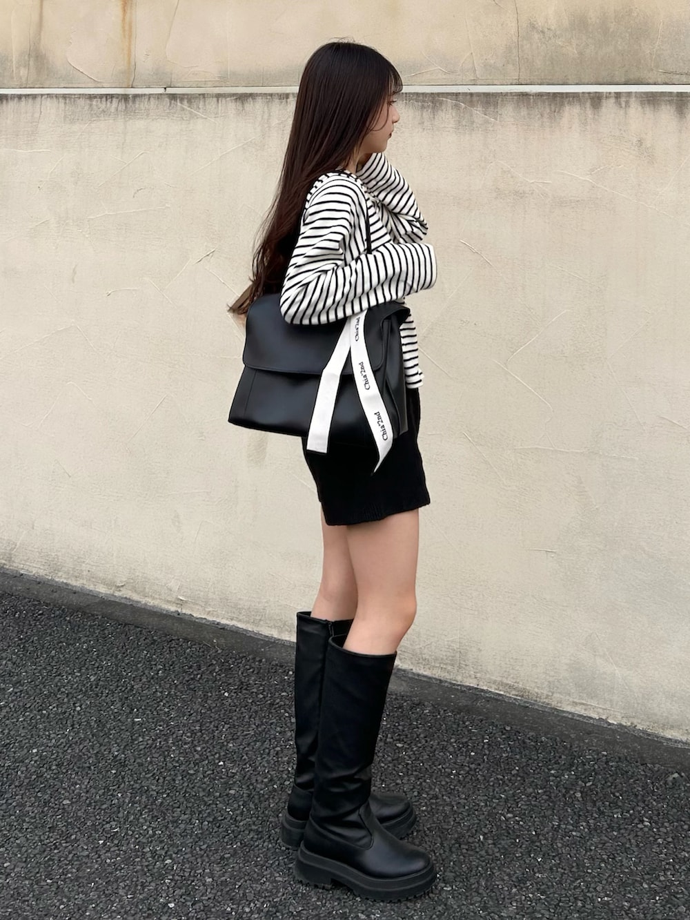 ブラック系のその他パンツ、ホワイト系のカーディガン/ボレロ、ブラック系のショルダーバッグを着用したレディースの秋コーディネートの4枚目の写真